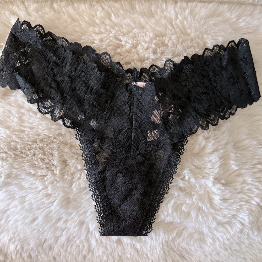NWT 🐈‍⬛ Victoria’s Secret XS Black Lace Thong.